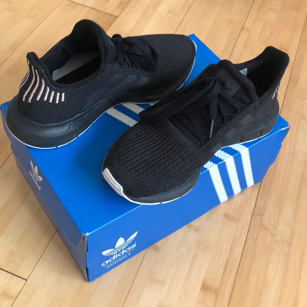 Adidas Swift Run - image 3